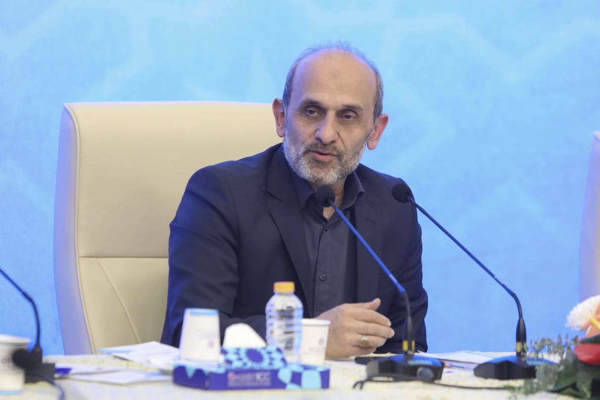 خبرنگار چشم بیدار جامعه و زبان گویای روزگار خویش است